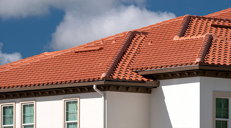 A Roof With Crack-Resistant Tiles