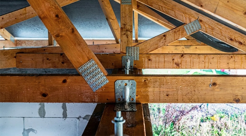 How Tampas Humidity Breaks Down a Roof